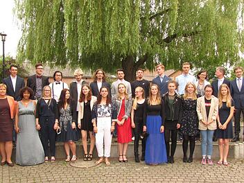 Die erfolgreichen Absolventen der Rudolf-Steiner-Schule mit Waldorfabschluss und Realschulabschluss; mit auf dem Bild sind Schulleiter Hans-Joachim Döhner sowie die Lehrkräfte Michael Große, Meike Schmiedebach und Gisela Wegener. Foto: Martin Koch
