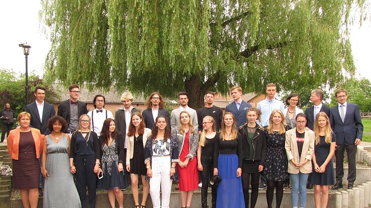 Die erfolgreichen Absolventen der Rudolf-Steiner-Schule mit Waldorfabschluss und Realschulabschluss; mit auf dem Bild sind Schulleiter Hans-Joachim Döhner sowie die Lehrkräfte Michael Große, Meike Schmiedebach und Gisela Wegener. Foto: Martin Koch