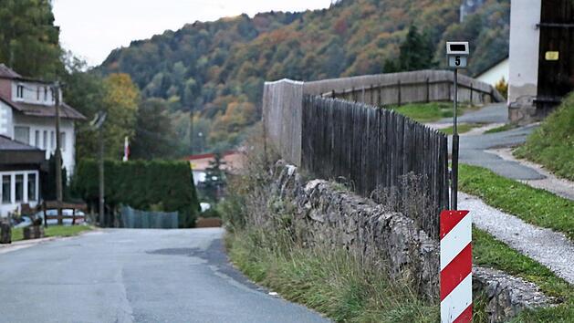 Durch die Versetzung der Mauer soll eine unübersichtliche Engstelle in Wolfsberg beseitigt werden.  Foto: Franz Galster