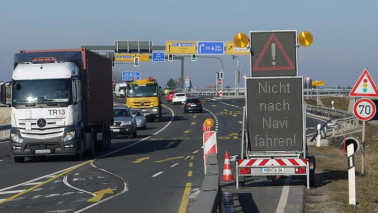 Die Anschlussstelle Ebersdorf -  bei der die A73, die Bundesstraße 303 und die Kreisstraße CO13 zusammenkommen -  wird derzeit für 2,4 Millionen Euro komplett neu gestaltet.  Während der Osterferien wird der neue Fahrbahnbelang aufgebracht, was eine Vollsperrung mit sich bringen wird.Berthold Köhler