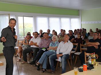 Der Referent Jörn Gutbier und aufmerksame Zuhörer Foto: Franz Galster