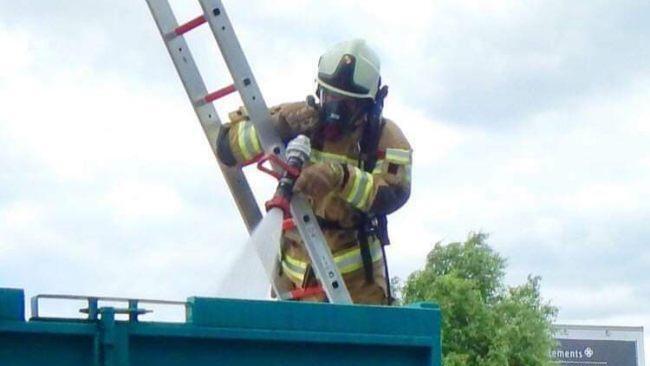 uch bei einem Containerbrand in Haßfurt musste Patrick Born unter Atemschutz das Feuer löschen.