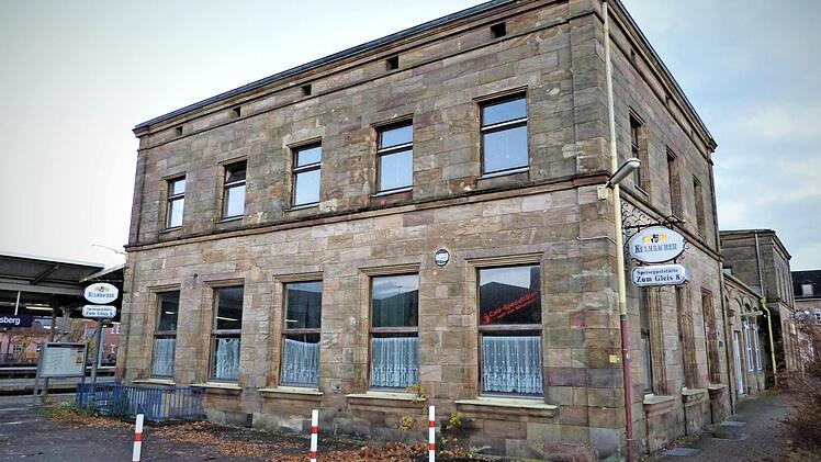 Das Bahnhofsgebäude soll wieder die Visitenkarte der Gemeinde Neuenmarkt werden. Das denkmalgeschützte Gebäude soll künftig einen Ausstellungsraum, Wohnungen und einen gastronomischen Betrieb beherbergen. Foto: Werner Reißaus
