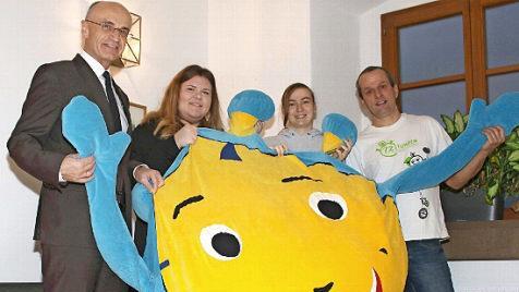 Landrat Schneider, Regio-Praktikantin Elke Amon, Sherry Zipperer vom BDKJ-Regionalvorstand und Regionaljugendseelsorger Matthias Vetter hoffen mit Maskottchen "Stoppi" in den nächsten Monaten auf viel Resonanz für die 72-Stunden-Aktion (von links). Foto: Ralf Naumann