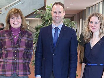 Offiziell ins Amt des Ständigen Vertreters der Schulleiterin an der Jakob-Preh-Berufsschule wurde  Christian Stöhr eingeführt (von links): Maria Walter, Leiterin des Bereichs Schulen der Regierung von Unterfranken,  Christian Stöhr und Schulleiterin Christine Götz. Foto: Claudia Seifert)