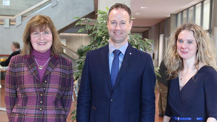 Offiziell ins Amt des Ständigen Vertreters der Schulleiterin an der Jakob-Preh-Berufsschule wurde  Christian Stöhr eingeführt (von links): Maria Walter, Leiterin des Bereichs Schulen der Regierung von Unterfranken,  Christian Stöhr und Schulleiterin Christine Götz. Foto: Claudia Seifert)