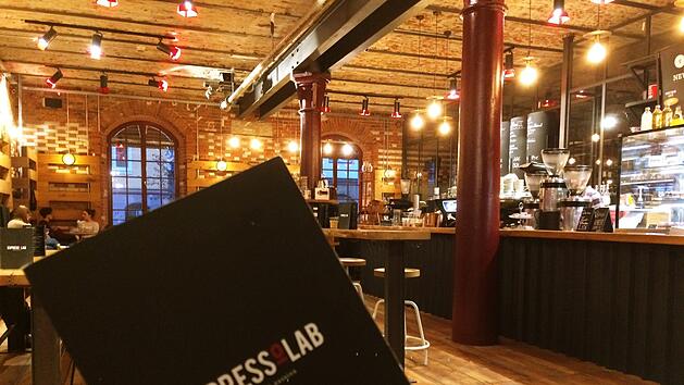 Modernes Ambiente in einer alten Bierfabrik: Das "Espresso-Lab" in Nürnberg bietet verschiedenste Kaffee-Spezialitäten. Foto: Nikolas Pelke