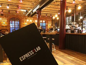 Modernes Ambiente in einer alten Bierfabrik: Das "Espresso-Lab" in Nürnberg bietet verschiedenste Kaffee-Spezialitäten. Foto: Nikolas Pelke