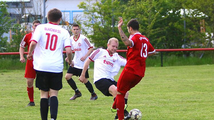 Der Blaicher Tobias Schmidt im Zweikampf mit dem Peestener Fabian Scheller (rechts). Foto: Monika Limmer