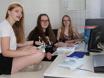 Dass die Arbeit als "Schüler-Redakteurin" Spaß macht, zeigen Christina, Emilia und Sophie (von links) an ihrem Arbeitsplatz.