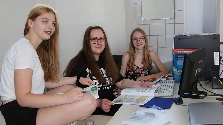 Dass die Arbeit als "Schüler-Redakteurin" Spaß macht, zeigen Christina, Emilia und Sophie (von links) an ihrem Arbeitsplatz.