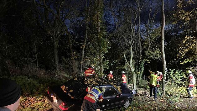 Am Samstagabend ist ein Autofahrer in seinem Wagen eingeklemmt wirden. Der Unfall ereignete sich in W&uuml;rzburg. Foto: News5/H&ouml;fig