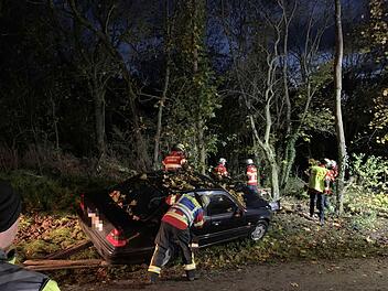Am Samstagabend ist ein Autofahrer in seinem Wagen eingeklemmt wirden. Der Unfall ereignete sich in W&uuml;rzburg. Foto: News5/H&ouml;fig