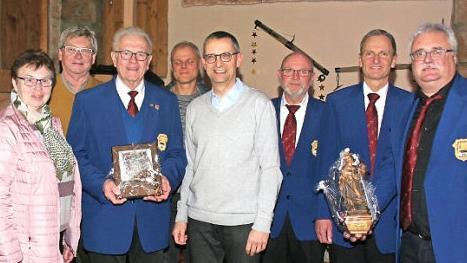 Ernst Eiermann (Dritter von links) wurde f&uuml;r 43 Jahre im Vorstand des Gesangvereins Liederhort Birkach geehrt und erhielt f&uuml;r seine jahrzehntelange T&auml;tigkeit eine Figur der Heiligen C&auml;cilia &uuml;berreicht.  Foto: pr