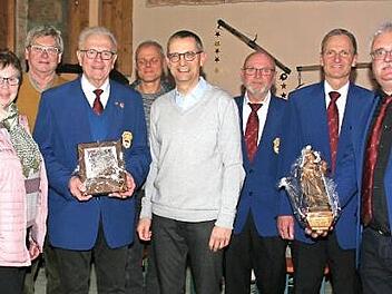 Ernst Eiermann (Dritter von links) wurde für 43 Jahre im Vorstand des Gesangvereins Liederhort Birkach geehrt und erhielt für seine jahrzehntelange Tätigkeit eine Figur der Heiligen Cäcilia überreicht.  Foto: pr