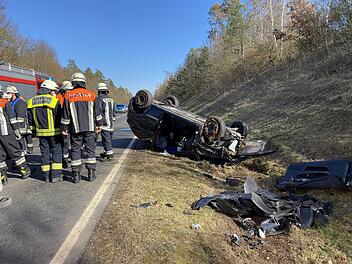 Auto überschlägt sich auf B22 im Kreis Bamberg