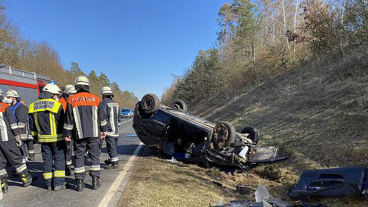 Auto überschlägt sich auf B22 im Kreis Bamberg
