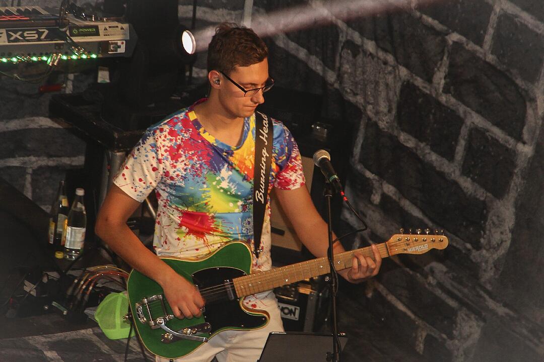 Die Partyband "Power" heizte ordentlich ein.