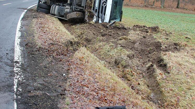 Deutlich sind die Sputen zu erkennen, die zur "Landung" gegen die Fahrtrichtung und die Schäden führten.