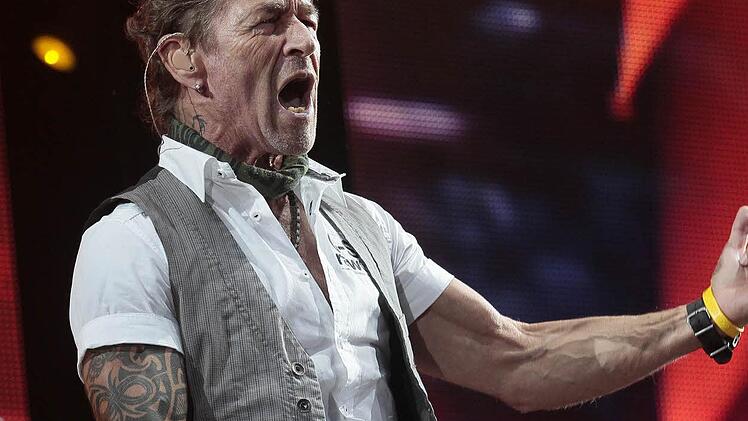Maffay beherrscht die Rockerpose noch