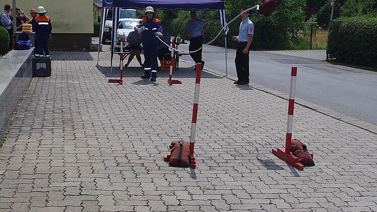 Florian beim Zielwurf mit dem Leinenbeutel.