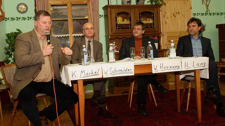 Auf dem Podium (von links): BBV-Kreisobmann Klaus Merkel, Landrat Wilhelm Schneider, der Kreisvorsitzende der Imker, Werner Hornung, und Direktor Werner Lang vom Amt für Landwirtschaft.  Foto: Günther Geiling