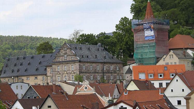 Eine Schönheitskur für den Roten Turm in Kulmbach reicht nicht. Die Schäden sind so groß, dass eine grundlegende Sanierung erfolgen muss. Das wird teuer. Foto: Stephan Tiroch