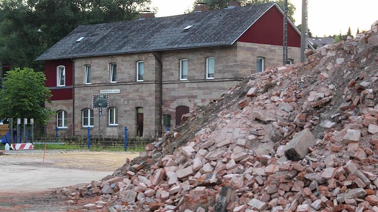 Nur ein Berg aus Steinen ist vom Paketlager übrig. Foto Matthias Beetz