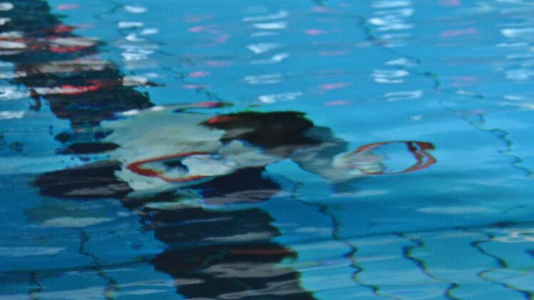 Beim Schwimmwettbewerb im Sportbad von Mellrichstadt standen verschiedene Disziplinen an. Unter anderem ging es darum, beim Tauchen Ringe auf zu sammeln. Foto: Hanns Friedrich