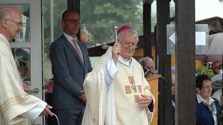 Ein großes Ereignis für Oberwildflecken war die Segnung von Kapelle und Dorfplatz. Foto: Sebastian Schmitt-Mathea