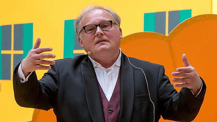 Mit seiner Hommage an Heinz Erhardt begeisterte Claus J. Frankl ion Heldritt. Foto: Albert Höchstädter