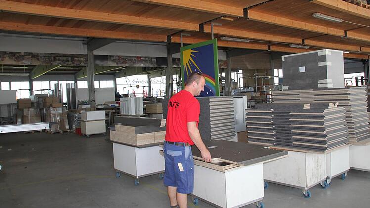 ... und die Möbelstücke werden für den Transport verpackt. Foto: Ulrike Müller