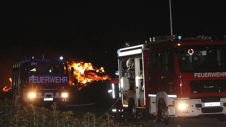 Feuerwehren aus vier Dörfern rückten zum Löscheinsatz an.