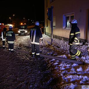 Winterliche Straßenverhältnisse sorgen für geborstene Fensterscheiben - Brummifahrer rutscht in Laterne - Straßenbeleuchtung kracht in Mehrfamilienhaus