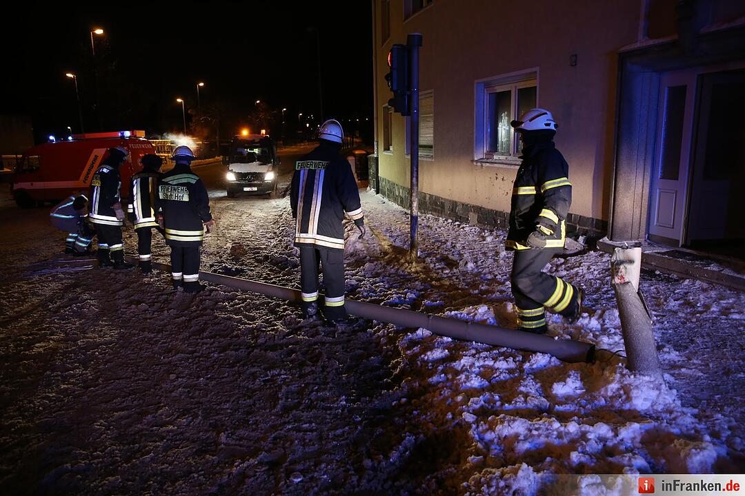 Winterliche Straßenverhältnisse sorgen für geborstene Fensterscheiben - Brummifahrer rutscht in Laterne - Straßenbeleuchtung kracht in Mehrfamilienhaus