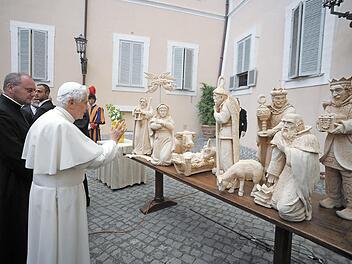 Auf Wunsch von Pfarrer Kilian Kemmer segnete Papst Benedikt XVI. die Krippe für die Höchstadter Partnergemeinde Swinemünde. Foto: privat