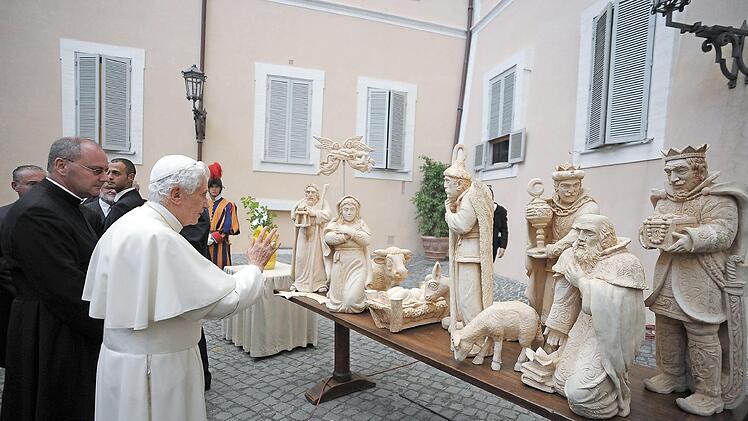 Auf Wunsch von Pfarrer Kilian Kemmer segnete Papst Benedikt XVI. die Krippe für die Höchstadter Partnergemeinde Swinemünde. Foto: privat