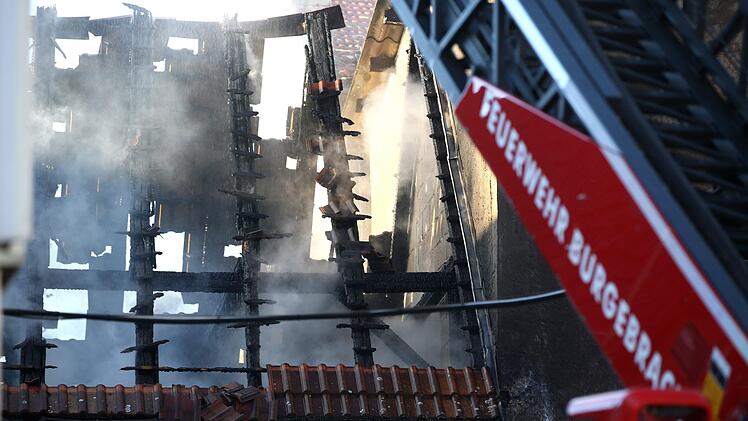 Bei einem Brand in Lisberg-Trabelsdorf entstand am Donnerstagnachmittag erheblicher Sachschaden. Foto: NEWS5 / Herse
