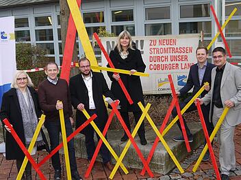 Die farbigen Kreuze, die    (von links) Tanja Angermüller (Landratsamt Coburg), Rainer Mattern, Sebastian Straubel, Birgit Weber, Tobias Ehrlicher und Christian Gunsenheimer  vor dem Coburger Landratsamt präsentieren, sind inzwischen in ganz Deutschland ein Zeichen gegen neue Stromtrassen.