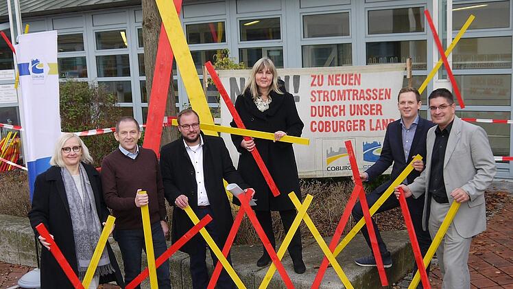 Die farbigen Kreuze, die    (von links) Tanja Angermüller (Landratsamt Coburg), Rainer Mattern, Sebastian Straubel, Birgit Weber, Tobias Ehrlicher und Christian Gunsenheimer  vor dem Coburger Landratsamt präsentieren, sind inzwischen in ganz Deutschland ein Zeichen gegen neue Stromtrassen.
