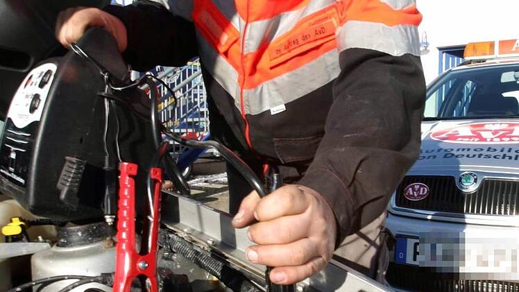 Beim Versuch, sein Auto anzuschieben verursachte ein junger Mann in Bad Kissingen am Samstag einen Unfall. Symbolbild: Marcus F&uuml;hrer dpa/