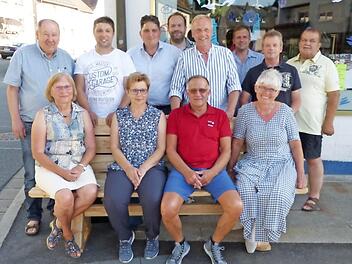 Auf der neuen Mitfahrbank: (von links) Renate Holhut, Silvia Turbanisch, Fritz Dumler und Anke Emminger sowie dahinter (von links) Bürgermeister Alfred Kolenda, Markus Ott, Werner Stapf, Michael Hain, Volker Matysiak, Michael Hain, Harald Will und Karl Schott Foto: kpw