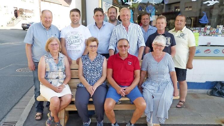 Auf der neuen Mitfahrbank: (von links) Renate Holhut, Silvia Turbanisch, Fritz Dumler und Anke Emminger sowie dahinter (von links) Bürgermeister Alfred Kolenda, Markus Ott, Werner Stapf, Michael Hain, Volker Matysiak, Michael Hain, Harald Will und Karl Schott Foto: kpw