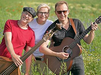 Zu einem Bauernhofkonzert nach Proß lädt das "Anni & Greg Trio" mit (von links) Robert Meier, Anja Jungkuntz und Gregor Zech ein. Es steigt am 20. Juli.  Foto: privat