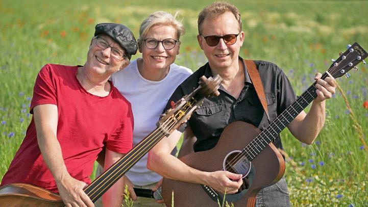 Zu einem Bauernhofkonzert nach Proß lädt das "Anni & Greg Trio" mit (von links) Robert Meier, Anja Jungkuntz und Gregor Zech ein. Es steigt am 20. Juli.  Foto: privat