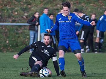 Nach einer Unsicherheit kl&auml;rt der Wallenfelser Kapit&auml;n Christoph Kr&uuml;glein (links) mit einer Gr&auml;tsche kurz vor der Strafraumgrenze gegen den Steinbacher Tilman Flender. Das Duell des Tabellendritten gegen den Vierten war eine klare Angelegenheit f&uuml;r den FCW.  Foto: Heinrich Wei&szlig;
