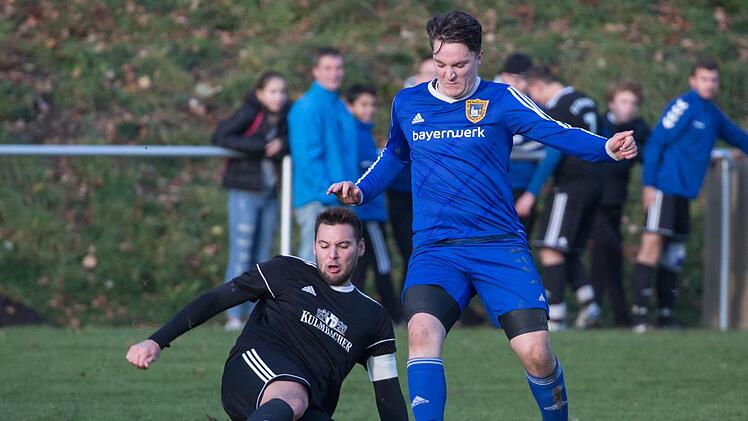 Nach einer Unsicherheit kl&auml;rt der Wallenfelser Kapit&auml;n Christoph Kr&uuml;glein (links) mit einer Gr&auml;tsche kurz vor der Strafraumgrenze gegen den Steinbacher Tilman Flender. Das Duell des Tabellendritten gegen den Vierten war eine klare Angelegenheit f&uuml;r den FCW.  Foto: Heinrich Wei&szlig;