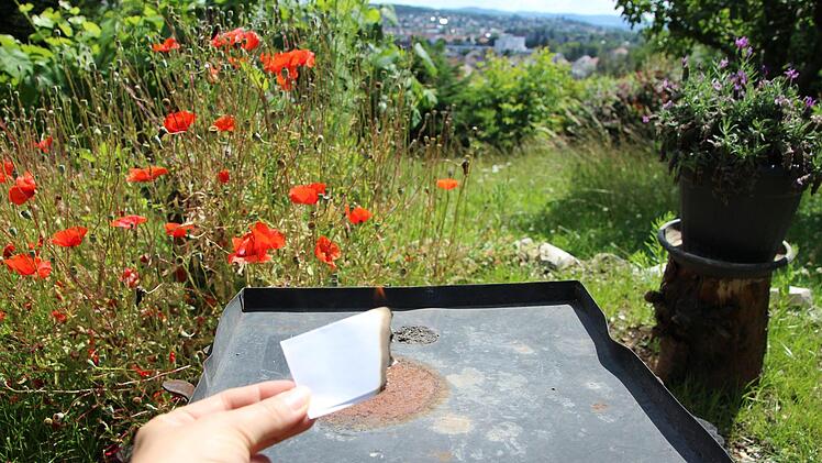 Aufschreiben, was einen unglücklich macht - und den Zettel danach den Flammen übergeben: Das ist eine von Roland Betz' Stationen in seinem eigenen kleinen Glücksgarten. Diana Fuchs