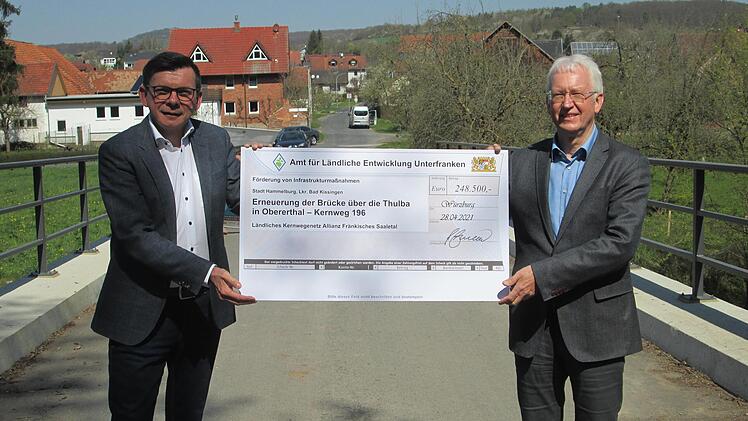 Das Amt für Ländliche Entwicklung unterstützte den Brückenbau mit 248 500 Euro, die Baudirektor Robert Brommer (l.) per Scheck an Bürgermeister Armin Warmuth überreichte.