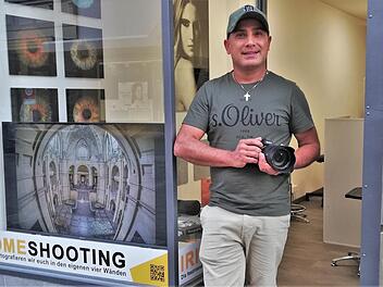 Fotograf Reza Shadab (48) vor seinem neuen  Fotostudio in der Ludwigstraße 14.